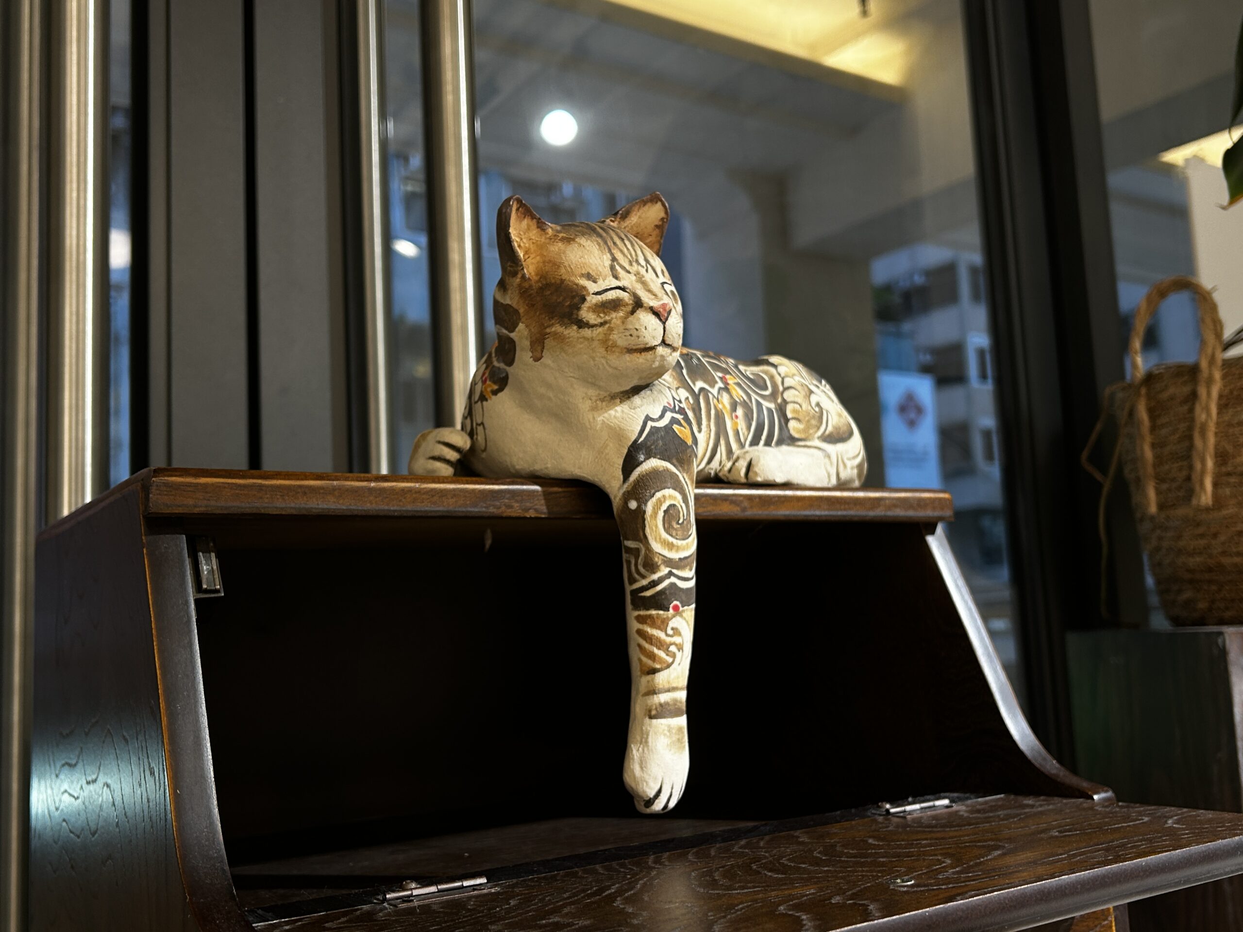 香港藝術家打造純手工限量貓擺件藏品｜手工陶瓷與街頭文化的碰撞 幫派紋身的橘貓Wai仔如何打破藝術收藏邊界 紋身貓陶瓷作品–貓紋系列.